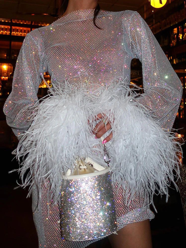 Sofía | Mini Vestido de Cóctel Brillante para Mujer con Mangas Largas y Puños de Plumas 1