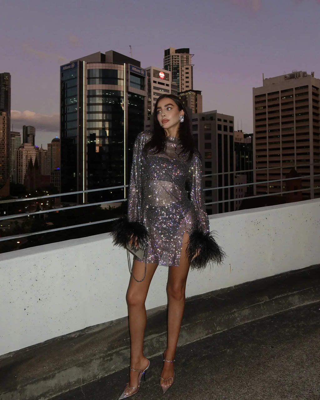 Sofía | Mini Vestido de Cóctel Brillante para Mujer con Mangas Largas y Puños de Plumas 2