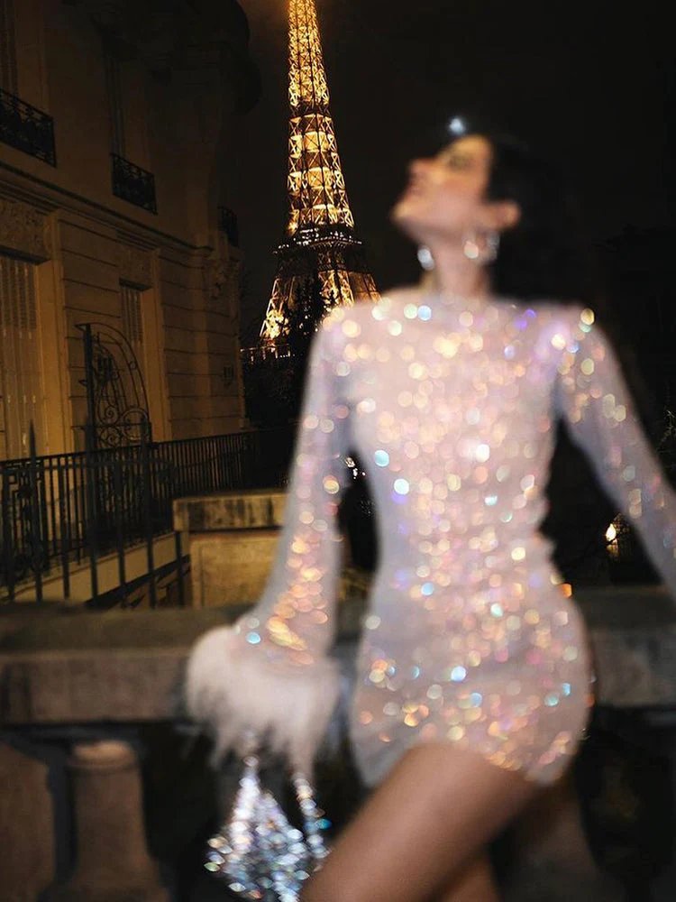 Sofía | Mini Vestido de Cóctel Brillante para Mujer con Mangas Largas y Puños de Plumas 5