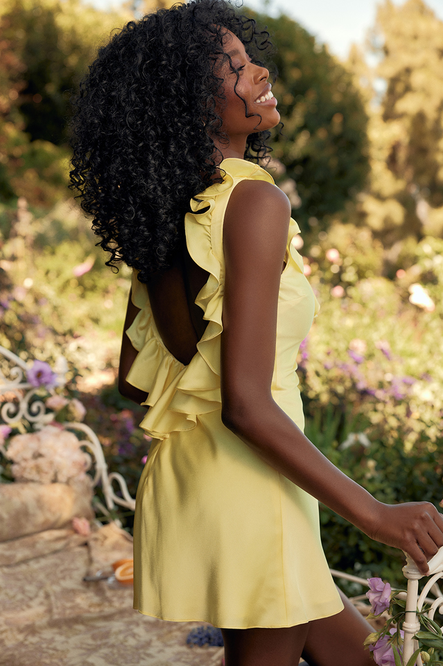 Sophie | Elegante Minivestido Amarillo de Satén con Volantes Asimétricos 7