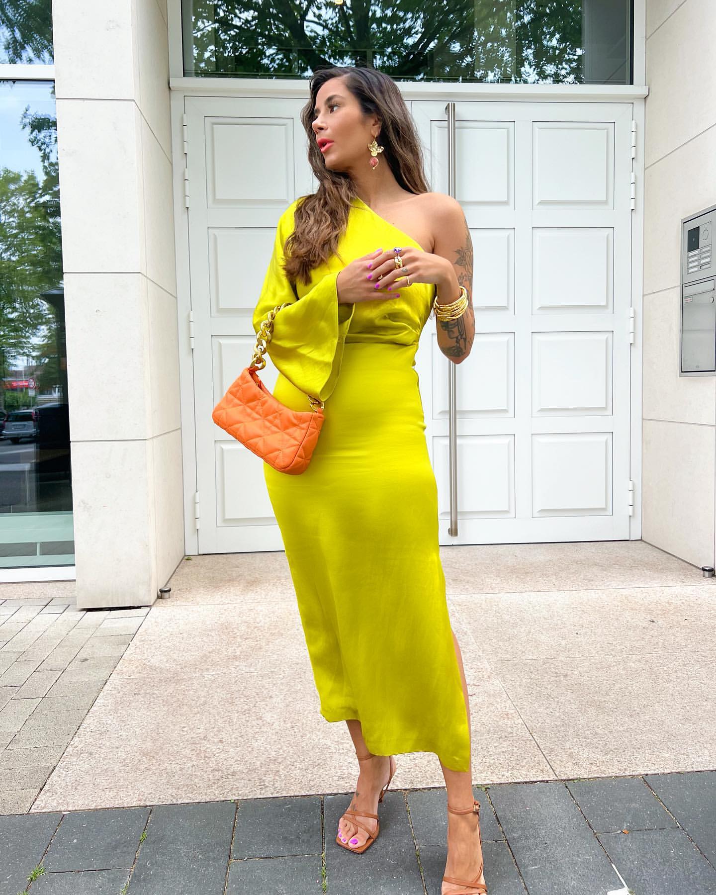 Ava | Elegante Vestido Midi Asimétrico - Noa Lagos